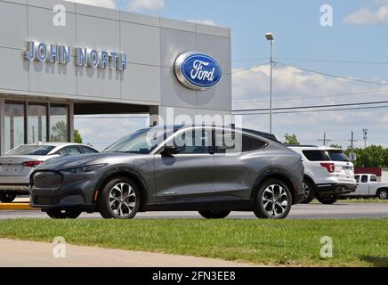 Emporia, Kansas, USA, 12 maggio 2021 UN nuovo 2021 Ford elettrico Mustang Mach-E4X Crossover cinque SUV passeggeri in esposizione per la vendita presso la concessionaria Ford locale a Emporia Foto Stock