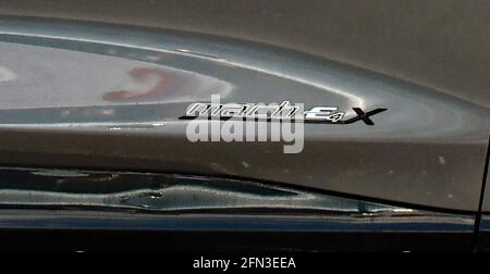 Emporia, Kansas, USA, 12 maggio 2021 UN nuovo 2021 Ford elettrico Mustang Mach-E4X Crossover cinque SUV passeggeri in esposizione per la vendita presso la concessionaria Ford locale a Emporia Foto Stock