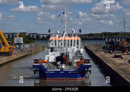 Ibrido alimentato acqua-iniezione draga Maas lavorando intorno al re George V Lock a Londra Foto Stock