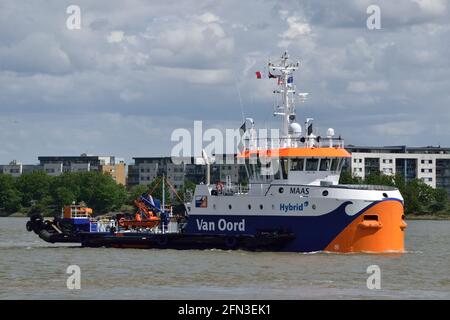 Ibrido alimentato acqua-iniezione draga Maas lavorando intorno al re George V Lock a Londra Foto Stock