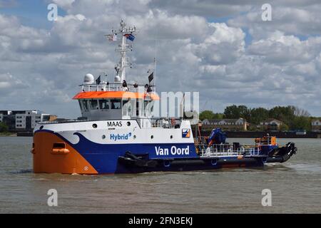 Ibrido alimentato acqua-iniezione draga Maas lavorando intorno al re George V Lock a Londra Foto Stock