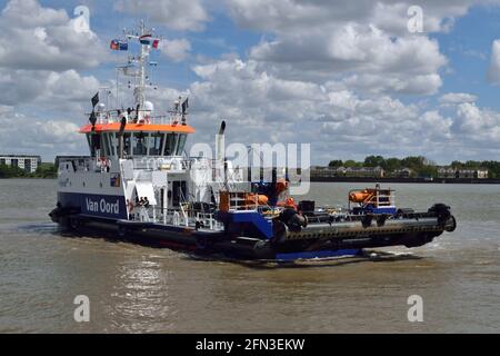 Ibrido alimentato acqua-iniezione draga Maas lavorando intorno al re George V Lock a Londra Foto Stock