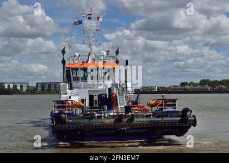 Ibrido alimentato acqua-iniezione draga Maas lavorando intorno al re George V Lock a Londra Foto Stock