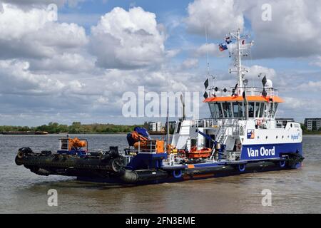 Ibrido alimentato acqua-iniezione draga Maas lavorando intorno al re George V Lock a Londra Foto Stock