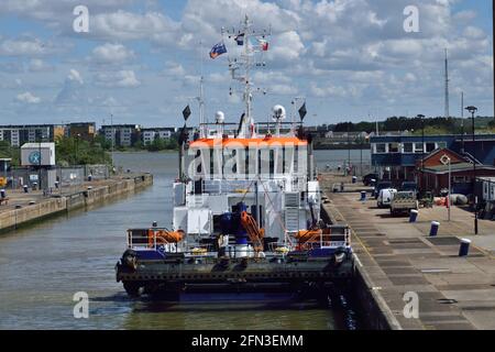 Ibrido alimentato acqua-iniezione draga Maas lavorando intorno al re George V Lock a Londra Foto Stock