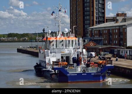 Ibrido alimentato acqua-iniezione draga Maas lavorando intorno al re George V Lock a Londra Foto Stock