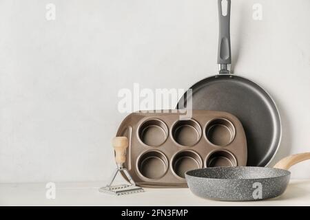 Set di utensili da cucina su sfondo bianco Foto Stock