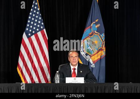 Il governatore Andrew Cuomo ha annunciato la ripresa del Metro-North Project al Gloria Wise Senior Center nel Bronx, New York, il 13 maggio 2021. Al governatore si è Unito il presidente del Bronx Borough Ruben Diaz Jr., il membro dell'Assemblea Michael Benedetto, il direttore dello sviluppo dell'MTA Janno Lieber, il senatore di Stato Jamaal Bailey. Una volta completato il progetto, nel Bronx saranno costruite 4 nuove stazioni per un migliore collegamento tra il quartiere e il centro della città, riducendo i pendolari in più di 30 minuti. (Foto di Lev Radin/Sipa USA) Foto Stock