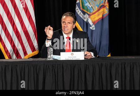 Il governatore Andrew Cuomo ha annunciato la ripresa del Metro-North Project al Gloria Wise Senior Center nel Bronx, New York, il 13 maggio 2021. Al governatore si è Unito il presidente del Bronx Borough Ruben Diaz Jr., il membro dell'Assemblea Michael Benedetto, il direttore dello sviluppo dell'MTA Janno Lieber, il senatore di Stato Jamaal Bailey. Una volta completato il progetto, nel Bronx saranno costruite 4 nuove stazioni per un migliore collegamento tra il quartiere e il centro della città, riducendo i pendolari in più di 30 minuti. (Foto di Lev Radin/Sipa USA) Foto Stock