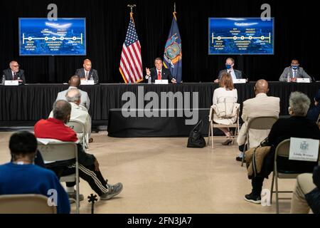 Il governatore Andrew Cuomo ha annunciato la ripresa del Metro-North Project al Gloria Wise Senior Center nel Bronx, New York, il 13 maggio 2021. Al governatore si è Unito il presidente del Bronx Borough Ruben Diaz Jr., il membro dell'Assemblea Michael Benedetto, il direttore dello sviluppo dell'MTA Janno Lieber, il senatore di Stato Jamaal Bailey. Una volta completato il progetto, nel Bronx saranno costruite 4 nuove stazioni per un migliore collegamento tra il quartiere e il centro della città, riducendo i pendolari in più di 30 minuti. (Foto di Lev Radin/Sipa USA) Foto Stock