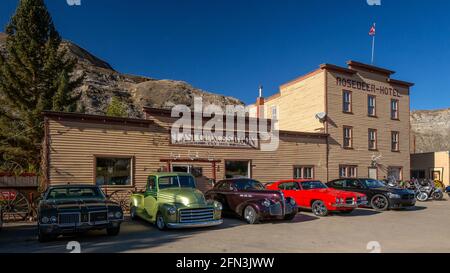 13/5/21 - sono in vendita il Last Chance Saloon e il Roscerer Hotel di Wayne, Alberta. Hanno aperto nel 1913. Si dice che il salone abbia un piano, viole Foto Stock