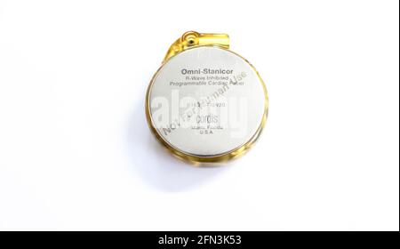 Stimolatore cardiaco vintage Omni-Stanicor prodotto da CORDIS. Pacemaker impiantabile, plastica trasparente racchiudente la meccanica interna visibile. Strumento cardiologico Foto Stock