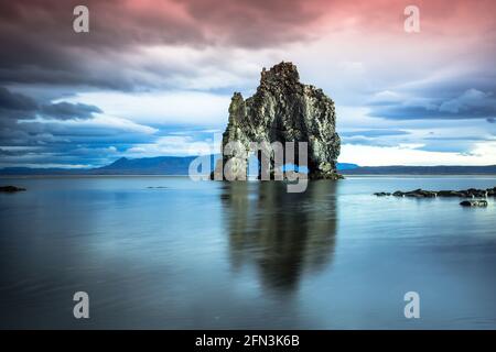 Hvitserkur Troll Rock sulla High Tide Foto Stock