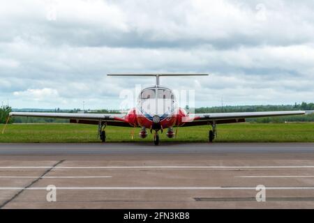 Moncton, NB, Canada - 23 agosto 2014: Primo piano guardando direttamente davanti a un jet canadese di Snowbirds sul lato di una pista. Cielo sovrastato. Foto Stock