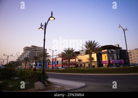 Jeddah, Arabia Saudita – Abril 23, 2021 - splendida vista di Corniche Street al tramonto Foto Stock