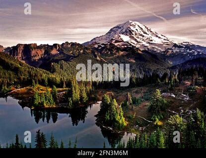 Mount Rainier e il lago Eunice da Tolmie Peak, Mount Rainier National Park, Washington Foto Stock