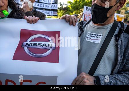 Barcellona, Spagna. 13 maggio 2021. Il logo Nissan viene stampato su uno striscione durante la dimostrazione.centinaia di lavoratori della compagnia automobilistica giapponese Nissan in Catalogna, così come quelli di società subappaltate hanno dimostrato di fronte alla delegazione del governo spagnolo in Catalogna per chiedere la reindustrializzazione della settore per evitare licenziamenti che colpiscono 25,000 famiglie. Credit: SOPA Images Limited/Alamy Live News Foto Stock