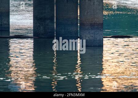 Forme simmetriche riflessi e tramonto Foto Stock