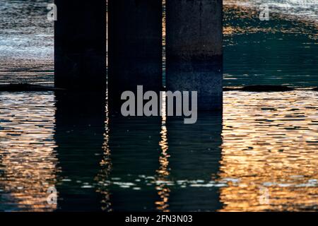 Forme simmetriche riflessi e tramonto Foto Stock