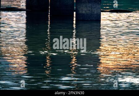 Forme simmetriche riflessi e tramonto Foto Stock