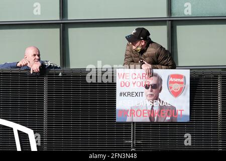 I tifosi dell'Arsenal protestano fuori dello stadio Emirates con cartelli Chiamata per il proprietario Stan Kroenke per vendere-in su e lasciare il club Foto Stock