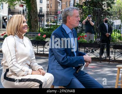 New York, NY - 13 maggio 2021: Il sindaco Bill de Blasio partecipa alla firma di Bill Intro. 1933-A rendere permanente il programma Open Streets su Dyckman Street Foto Stock