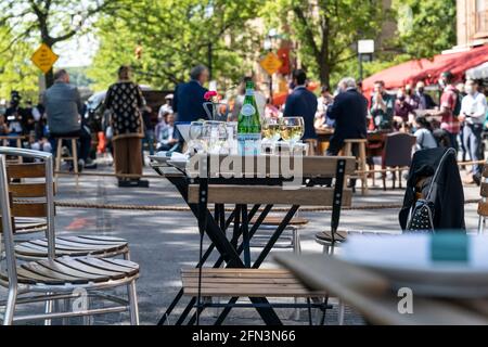 New York, NY - 13 maggio 2021: Il sindaco Bill de Blasio tiene l'evento per firmare Bill Intro. 1933-A rendere permanente il programma Open Streets su Dyckman Street Foto Stock