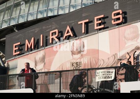 I tifosi dell'Arsenal protestano fuori dello stadio Emirates con cartelli Chiamata per il proprietario Stan Kroenke per vendere-in su e lasciare il club Foto Stock