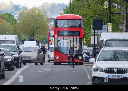 Un ciclista si muove con facilità nella corsia condivisa di ciclotono, motociclette e autobus mentre il traffico di altri veicoli si ferma a Holloway Road, a nord di Londra. Foto Stock