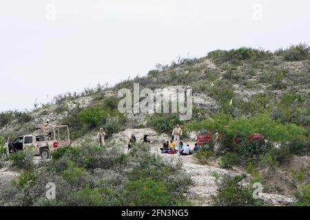 Del Rio, Stati Uniti. 13 maggio 2021. L'intercetta militare messicana un piccolo gruppo di migranti che tentano di attraversare il Rio Grande negli Stati Uniti. Secondo stime non ufficiali, circa 200,000 migranti sono passati negli Stati Uniti lungo il confine meridionale dal febbraio 2021. Credit: SOPA Images Limited/Alamy Live News Foto Stock