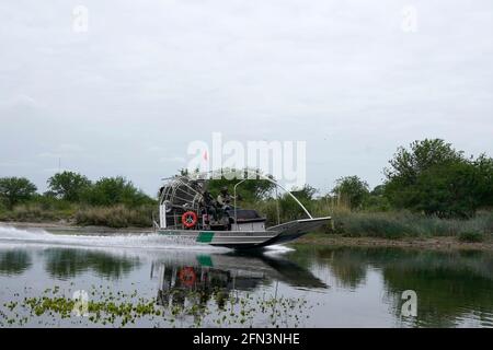 Del Rio, Stati Uniti. 13 maggio 2021. Pattugliamento aereo della pattuglia di frontiera degli Stati Uniti pattuglia il confine di Rio Grande US/Maxican. Secondo stime non ufficiali, circa 200,000 migranti sono passati negli Stati Uniti lungo il confine meridionale dal febbraio 2021. Credit: SOPA Images Limited/Alamy Live News Foto Stock