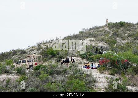 Del Rio, Stati Uniti. 13 maggio 2021. L'intercetta militare messicana un piccolo gruppo di migranti che tentano di attraversare il Rio Grande negli Stati Uniti. Secondo stime non ufficiali, circa 200,000 migranti sono passati negli Stati Uniti lungo il confine meridionale dal febbraio 2021. Credit: SOPA Images Limited/Alamy Live News Foto Stock