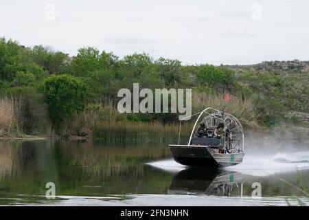 Del Rio, Stati Uniti. 13 maggio 2021. Pattugliamento aereo della pattuglia di frontiera degli Stati Uniti pattuglia il confine di Rio Grande US/Maxican. Secondo stime non ufficiali, circa 200,000 migranti sono passati negli Stati Uniti lungo il confine meridionale dal febbraio 2021. Credit: SOPA Images Limited/Alamy Live News Foto Stock