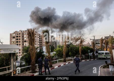 13 maggio 2021, Città di Gaza, striscia di Gaza, Palestina: Un uomo palestinese ferito viene portato all'ospedale di al-Shifa per ricevere cure dopo un attacco aereo israeliano nella città di Gaza. In risposta a giorni di violenti scontri tra le forze di sicurezza israeliane e i palestinesi a Gerusalemme, Varie fazioni militanti palestinesi a Gaza hanno lanciato attacchi a razzo dal 10 maggio che hanno ucciso almeno sette israeliani fino ad oggi. Il ministero della salute della striscia di Gaza ha affermato che almeno 109 palestinesi, tra cui 28 bambini, sono stati uccisi durante i recenti rappresaglie israeliane. (Immagine di credito: © Mahmoud Issa/Quds Foto Stock