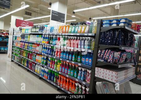 Detergenti, spray, liquidi detergenti detergenti in vendita su Supermarket Stand. Bottiglie con prodotti per la pulizia di Casa di vari uomo Foto Stock