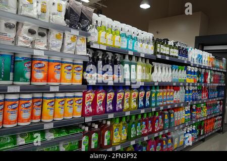 Detergenti, spray, liquidi detergenti detergenti in vendita su Supermarket Stand. Bottiglie con prodotti per la pulizia di Casa di vari uomo Foto Stock