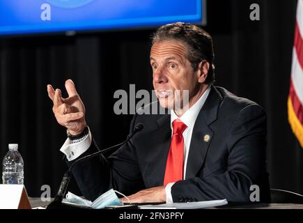 New York, NY - 13 maggio 2021: Il governatore Andrew Cuomo ha annunciato la ripresa del Metro-North Project al Gloria Wise Senior Center nel Bronx Foto Stock