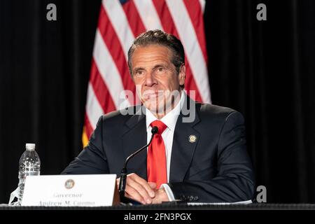 New York, NY - 13 maggio 2021: Il governatore Andrew Cuomo ha annunciato la ripresa del Metro-North Project al Gloria Wise Senior Center nel Bronx Foto Stock