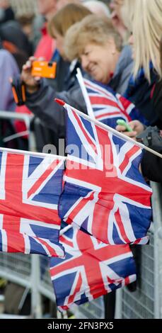 La folla che sventolano Union Jack Flags fuori da Buckingham Palace Trooping the Color Color Foto Stock