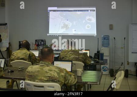 La Union, El Salvador. 12 maggio 2021. I soldati STATUNITENSI lavorano presso il centro operativo congiunto. La forza operativa congiunta del comando meridionale degli Stati Uniti-Bravo ha eseguito operazioni congiunte a El Salvador, Guatemala e Honduras, dove ha fornito assistenza medica agli ospedali e alle comunità locali. Nella città di la Union sono stati dispiegati circa 60 militari statunitensi per aiutare un ospedale e piccole isole che non avevano assistenza medica. Durante l'uragano ETA e IOTA, la Joint Task Force-BRAVO ha salvato 810 civili e ha erogato 349,500 libbre di aiuto. Credit: Camilo Freedman/SOPA Images/ZUMA Wire/Alamy Live News Foto Stock