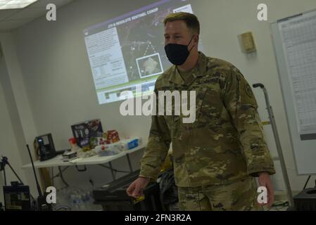 12 maggio 2021, la Union, El Salvador: Il Capitano DELL'esercito AMERICANO Alexander Snow parla al suo team presso il centro operativo congiunto. La forza operativa congiunta del comando meridionale degli Stati Uniti-Bravo ha eseguito operazioni congiunte a El Salvador, Guatemala e Honduras, dove ha fornito assistenza medica agli ospedali e alle comunità locali. Nella città di la Union sono stati dispiegati circa 60 militari statunitensi per aiutare un ospedale e piccole isole che non avevano assistenza medica. Durante l'uragano ETA e IOTA, la Joint Task Force-BRAVO ha salvato 810 civili e ha erogato 349,500 libbre di aiuto. (Credit Image: © Camilo Freedman/SOPA IMA Foto Stock