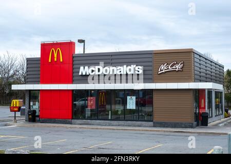 Ottawa, Ontario, Canada - 4 maggio 2021: Un McDonald's Canada ristorante posizione su Fallowfield Road a Barrhaven. Foto Stock