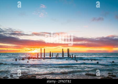 Le iconiche rovine del molo di Port Willunga al tramonto, la Penisola di Fleurieu, Australia del Sud Foto Stock