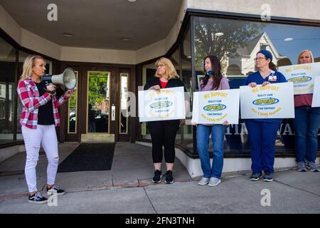 Frackville, Stati Uniti. 13 maggio 2021. Gli infermieri dell'Unione internazionale degli uffici e dei lavoratori professionisti (OPEIU) tengono una veglia presso l'ufficio Frackville del rappresentante dello stato della Pennsylvania Tim Twardzik. Gli infermieri richiedono rapporti più sicuri tra infermiere e paziente. Twardzik fa parte del consiglio di amministrazione di Lehigh Valley Hospital-Schuylkill. Credit: SOPA Images Limited/Alamy Live News Foto Stock