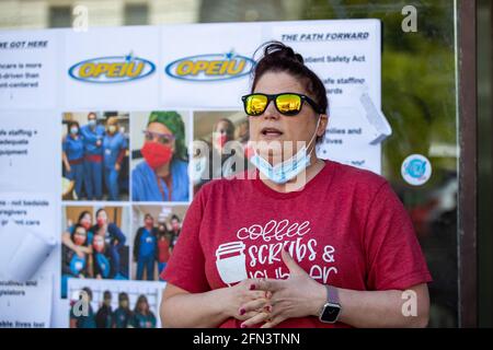 Frackville, Stati Uniti. 13 maggio 2021. Brandy Siegfried, un'infermiera al Lehigh Valley Hospital Schuylkill, parla durante una veglia presso l'ufficio Frackville del rappresentante dello stato della Pennsylvania Tim Twardzik. Gli infermieri richiedono rapporti più sicuri tra infermiere e paziente. Twardzik fa parte del consiglio di amministrazione di Lehigh Valley Hospital-Schuylkill. Credit: SOPA Images Limited/Alamy Live News Foto Stock