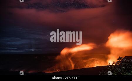 Vapore incandescente dalla lava all'interno del cratere Halemaumau all'interno del Caldera di Kiluaua al Parco Nazionale di Volcanos nella Big Island Delle Hawaii Foto Stock