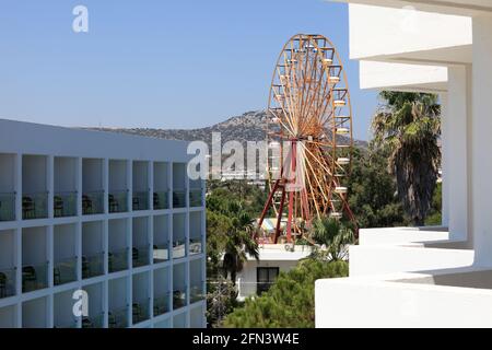 Ruota panoramica su una località turistica estiva, Rodi, Grecia Foto Stock