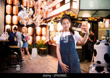 bella ragazza asiatica scatta una foto al ristorante giapponese Foto Stock