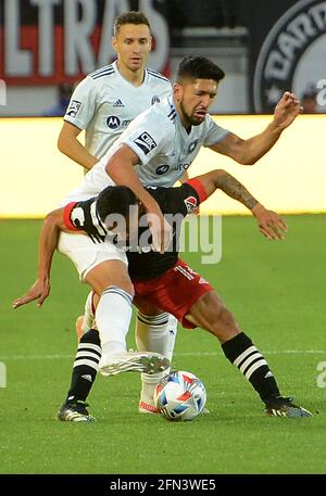 Washington, Stati Uniti. 13 maggio 2021. D.C. United Defender Andy Najar (14) combatte per controllare la palla contro il difensore del Chicago Fire FC Mauricio Pineda (22) nella seconda metà a Audi Field a Washington, DC, giovedì 13 maggio 2021. United Beat Chicago Fire FC, 1-0. (Foto di Chuck Myers/Sipa USA) Credit: Sipa USA/Alamy Live News Foto Stock