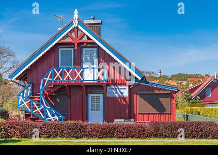 Bella vecchia casa lituana tradizionale in legno rosso della spit curoniana nel villaggio dei pescatori di Nida, Lituania, Europa Foto Stock